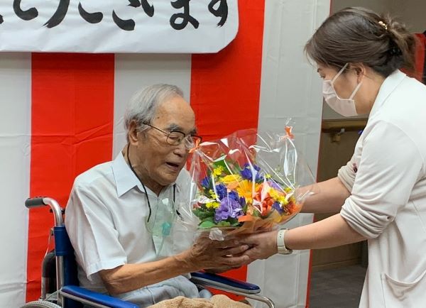 敬老の日のお祝い：福寿会を開催しました。