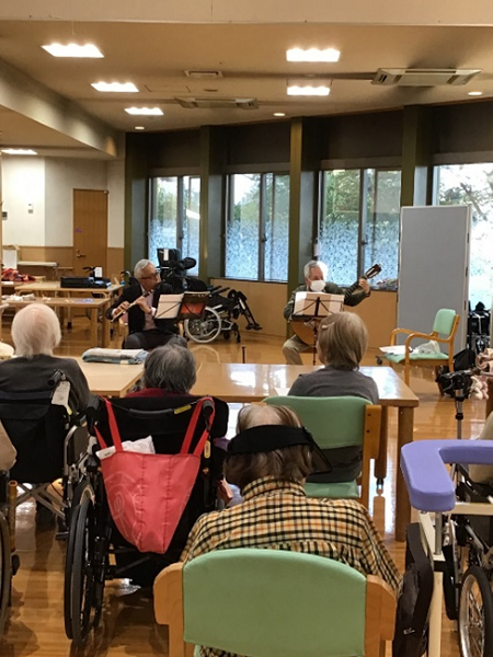 ご入居者のボランティアによる介護居室コンサート♪🎸