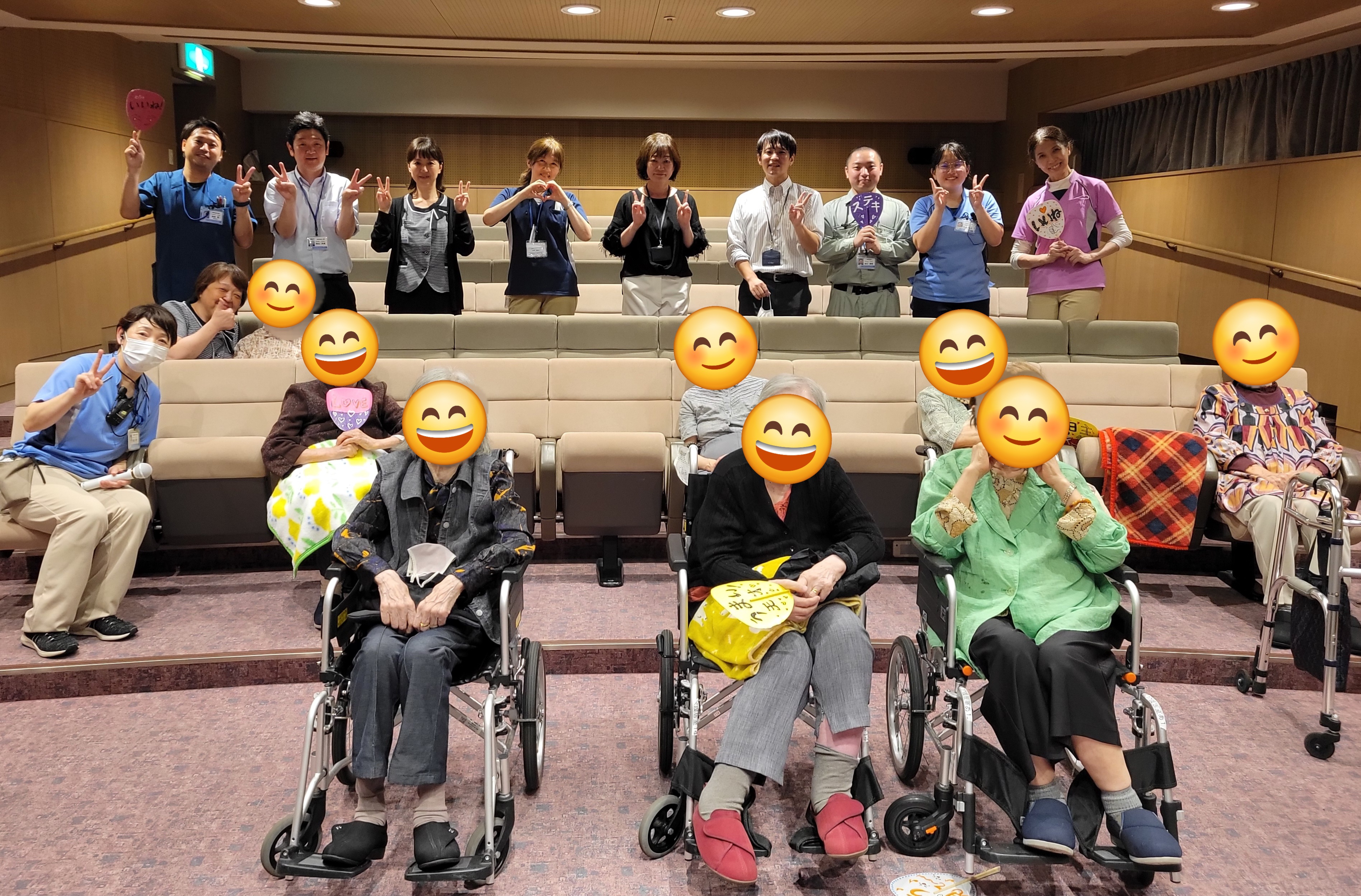 歌で心をひとつに♪  ご入居者と職員のカラオケ大会🎤